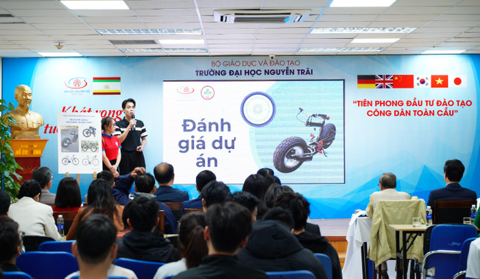 Nhóm sinh viên trình bày đề án khởi nghiệp &quot;Xe đạp chất&quot;.