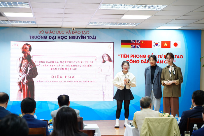 Nhóm sinh viên trình bày dự án &quot;Đẳng cấp phong cách thời trang hoàn mỹ&quot;.