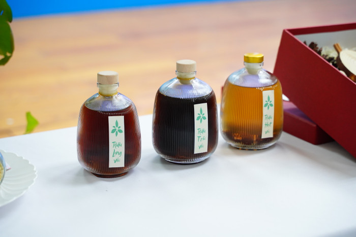 Những chai rượu vải Bắc Giang là sản phẩm của các bạn sinh viên Trường Đại học Nguyễn Trãi