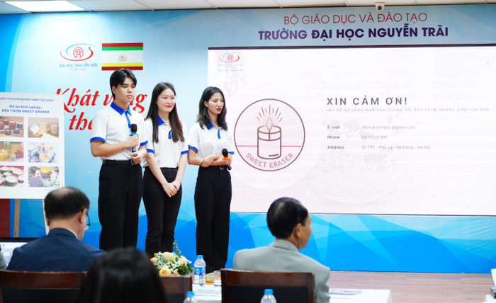 Nhóm sinh viên trình bày đề án khởi nghiệp &quot;Nến thơm Sweet Eraser&quot;.