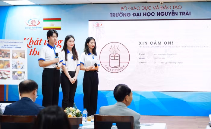 Nhóm sinh viên trình bày đề án khởi nghiệp "Nến thơm Sweet Eraser".
