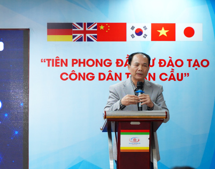 Tiến sĩ Nguyễn Tiến Luận - Hiệu trưởng Trường Đại học Nguyễn Trãi phát biểu khai mạc.