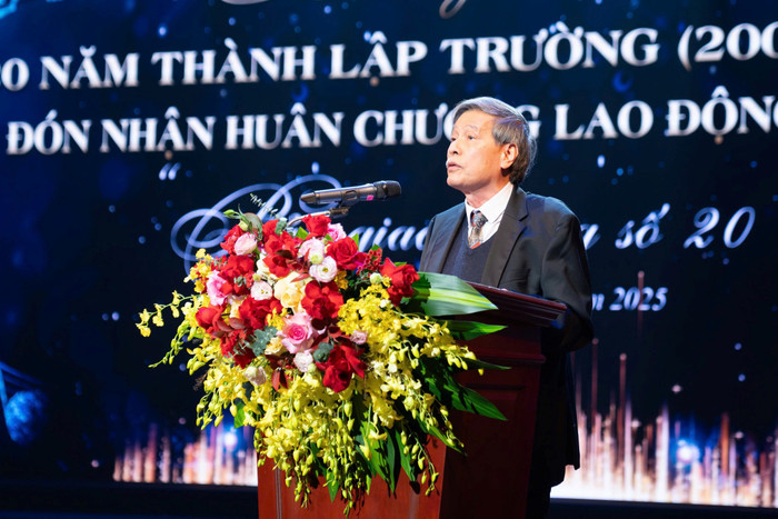 Phó Giáo sư, Tiến sĩ, Nhà giáo ưu tú Đặng Quốc Thống tự hào khi nhìn lại hành trình rạng ngời của Trường Trung học cơ sở Đoàn Thị Điểm trong 20 năm qua. 4.jpg