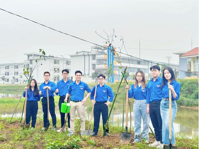 Sinh viên Trường Quốc tế tham gia trồng cây xanh tại khu đô thị Đại học Quốc gia Hà Nội tại Hòa Lạc. Ảnh 6.jpg