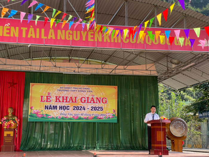 Thầy Nông Thế Huân - Bí thư Chi bộ, Hiệu trưởng Trường Trung học Phổ Thông Đồng Văn phát biểu trong lễ khai giảng năm học 2024-2025. Ảnh: website nhà trường unnamed (43).jpg
