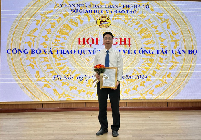 Thầy Trịnh Viết Lượng nhận chức Hiệu trưởng Trường Trung học Phổ thông Chương Mỹ B. Ảnh: website nhà trường unnamed (44).jpg