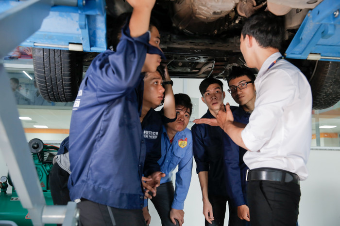 Sinh viên Trường Đại học Công nghệ Thành phố Hồ Chí Minh thực hành ngành Công nghệ kỹ thuật ô tô. (Ảnh: NTCC) _N7A3072.jpg