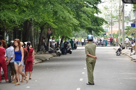 Ngay sau khi bắn anh Đ., Tình đã bỏ trốn khỏi hiện trường.