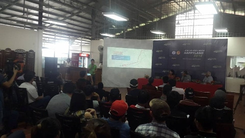 Ban tổ chức giới thiệu về giải vô địch moto phân khối lớn trước đông đảo báo giới (ảnh: P.L)