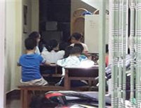 Lớp dạy thêm ở nhà của cô N. được phụ huynh ghi lại (ảnh: VH) Lớp dạy thêm ở nhà của cô N. được phụ huynh ghi lại (ảnh: VH)