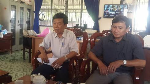 Ông Hồ Văn Sơn (trái) và thầy Nguyễn Công Linh tại buổi làm việc với phóng viên sáng 17/10 (ảnh: P.L) Ông Hồ Văn Sơn (trái) và thầy Nguyễn Công Linh tại buổi làm việc với phóng viên sáng 17/10 (ảnh: P.L)