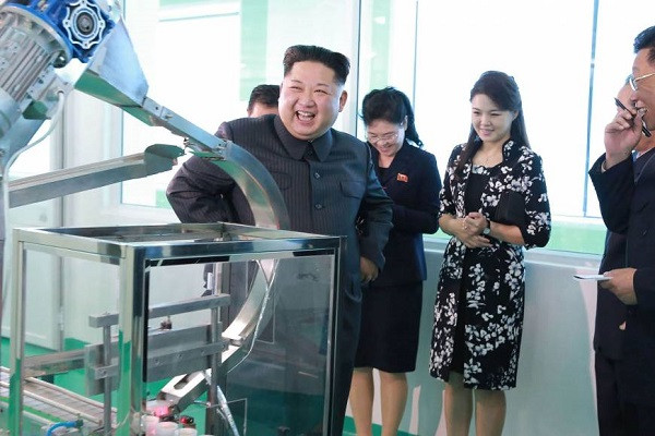 Nhà lãnh đạo Triều Tiên Kim Jong-un thăm một cơ sở sản xuất (Ảnh: Reuters) Nhà lãnh đạo Triều Tiên Kim Jong-un thăm một cơ sở sản xuất (Ảnh: Reuters)