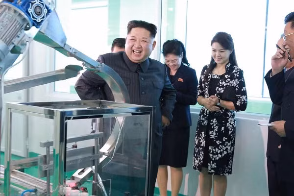Nhà lãnh đạo Triều Tiên Kim Jong-un thăm một cơ sở sản xuất (Ảnh: Reuters) Nhà lãnh đạo Triều Tiên Kim Jong-un thăm một cơ sở sản xuất (Ảnh: Reuters)