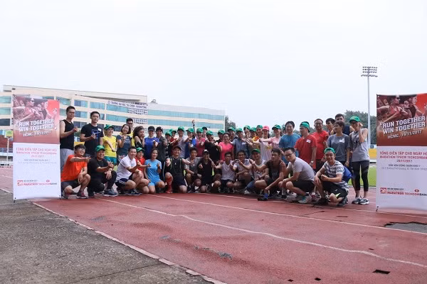 Nhân viên Techcombank hào hứng luyện tập tại Sân vận động Quân khu 7, Thành phố Hồ Chí Minh