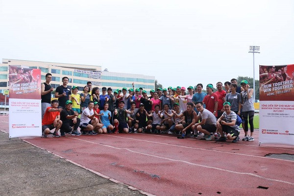 Nhân viên Techcombank hào hứng luyện tập tại Sân vận động Quân khu 7, Thành phố Hồ Chí Minh Nhân viên Techcombank hào hứng luyện tập tại Sân vận động Quân khu 7, Thành phố Hồ Chí Minh