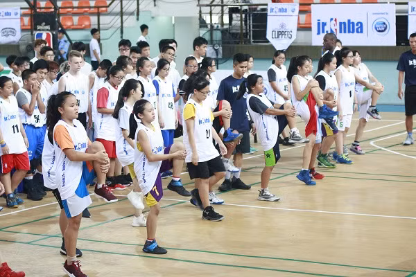 Hãy khuyến khích trẻ chơi thể thao để có sức khỏe và phát triển tốt nhất.