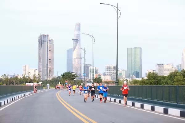 Các vận động viên chạy qua những cung đường đẹp nhất của Thành phố Hồ Chí Minh.