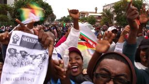 Người dân Zimbabwe phấn khích sau khi ông Mugabe tuyên bố từ chức (Ảnh: CNN) Người dân Zimbabwe phấn khích sau khi ông Mugabe tuyên bố từ chức (Ảnh: CNN)