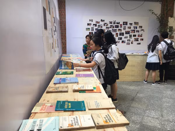 Học sinh tham quan triển lãm