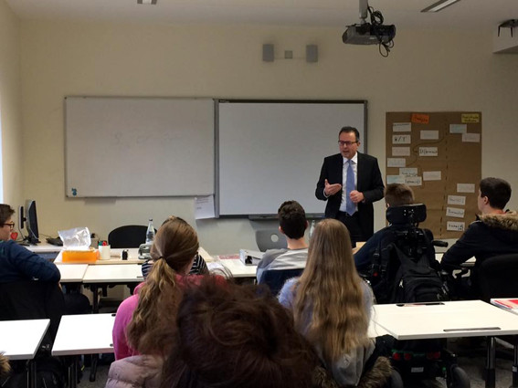 Phòng học trường IT-Stephen-Hawking