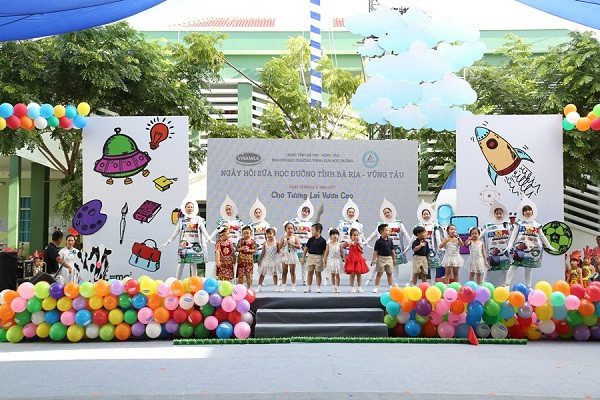 Tiết mục trình diễn văn nghệ của tập thể các em học sinh. Tiết mục trình diễn văn nghệ của tập thể các em học sinh.