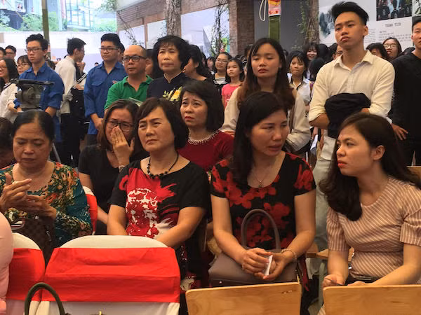 Nhiều giáo viên không khỏi xúc động trước những khoảnh khắc kỉ niệm của thầy Văn Như Cương