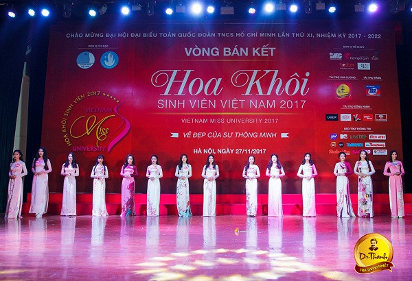 Các thí sinh tươi tắn trong bộ áo dài truyền thống.