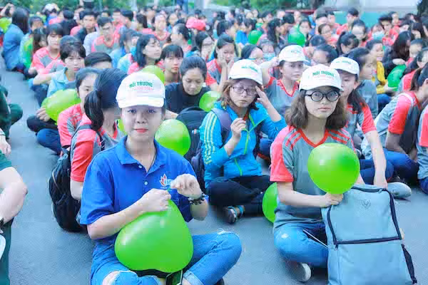 Đông đảo sinh viên Trường Đại học Công nghiệp Thành phố Hồ Chí Minh tham gia chương trình “Ngày Đi bộ vì Môi trường”