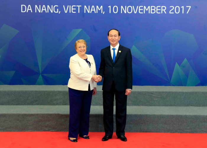 Chủ tịch nước Trần Đại Quang đón Tổng thống Chile Michelle Bachelet Jeria. Chủ tịch nước Trần Đại Quang đón Tổng thống Chile Michelle Bachelet Jeria.