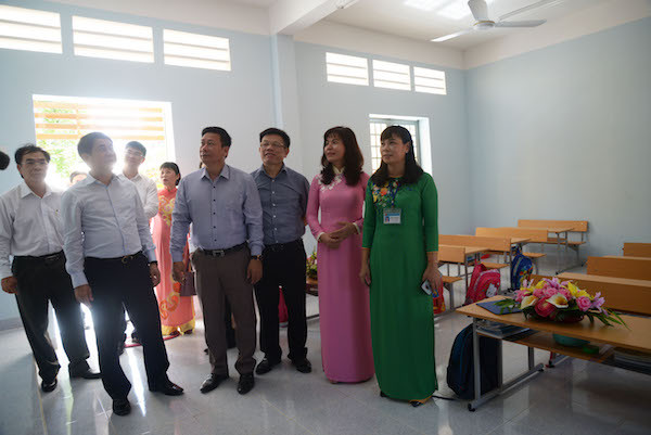 Các đại biểu tham quan cơ sở vật chất trường học Các đại biểu tham quan cơ sở vật chất trường học