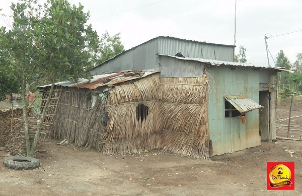 Căn nhà ở của anh Bằng toát lên vẻ nghèo khó Căn nhà ở của anh Bằng toát lên vẻ nghèo khó