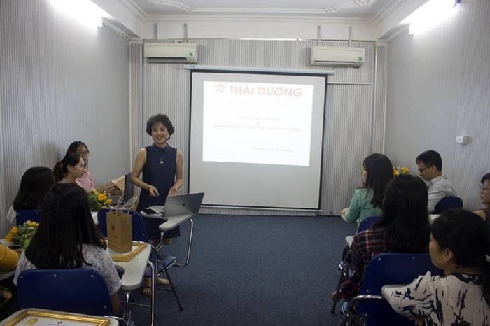 Bà Nguyễn Thị Hương Liên trò chuyện cùng các học viên Bà Nguyễn Thị Hương Liên trò chuyện cùng các học viên