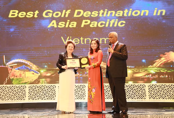 Thứ trưởng Bộ Văn hóa, Thể thao và Du lịch Trịnh Thị Thủy (đứng giữa) cùng bà Nguyễn Thị Nga (trái), nhận giải thưởng từ Ban tổ chức