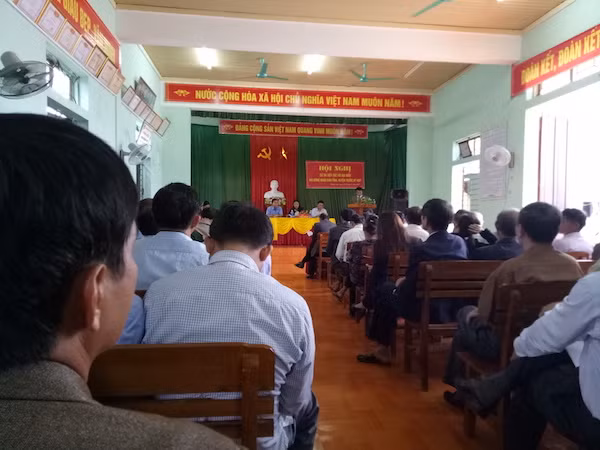 Toàn cảnh cuộc họp của Hội đồng nhân dân tỉnh Hà Tĩnh với cử tri 7 xã huyện Lộc Hà. (Ảnh: Lê Văn Vỵ)