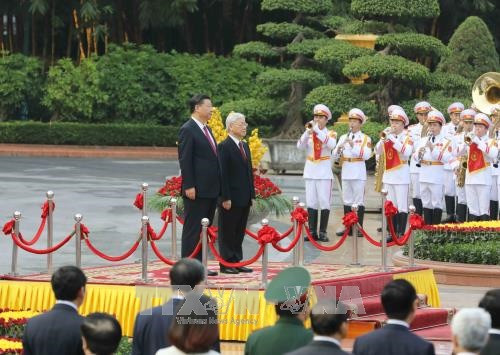 Tổng Bí thư Nguyễn Phú Trọng và Tổng Bí thư, Chủ tịch Trung Quốc Tập Cận Bình trên bục danh dự nghe Quân nhạc cử Quốc thiều hai nước. Ảnh: Phương Hoa/TTXVN