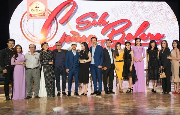 Thí sinh tham gia chương trình và Ban giám khảo