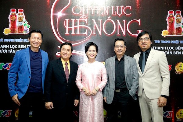 Từ phải qua: MC Đinh Tiến Dũng, Nghệ sĩ nhân dân Hoàng Dũng, “mẹ chồng khó tính” Nghệ sĩ nhân dân Lan Hương và Nghệ sĩ ưu tú Chí Trung Từ phải qua: MC Đinh Tiến Dũng, Nghệ sĩ nhân dân Hoàng Dũng, “mẹ chồng khó tính” Nghệ sĩ nhân dân Lan Hương và Nghệ sĩ ưu tú Chí Trung