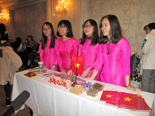 Học sinh TH School trong tà áo dài, giới thiệu về các đặc trưng của Việt Nam tại Hội chợ Văn hóa trong khuôn khổ WSC 2017 Học sinh TH School trong tà áo dài, giới thiệu về các đặc trưng của Việt Nam tại Hội chợ Văn hóa trong khuôn khổ WSC 2017