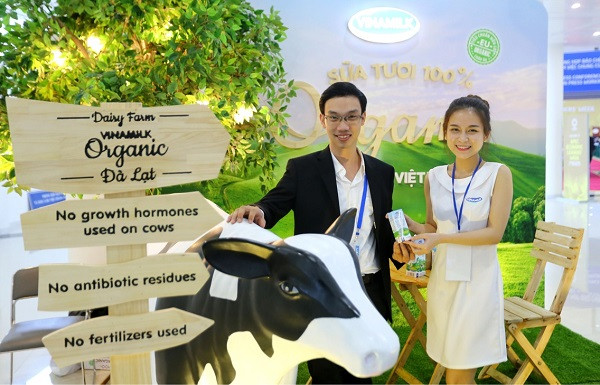 Sản phẩm “Sữa tươi Vinamilk 100% Organic” – từ Trang trại bò sữa Organic tiêu chuẩn châu Âu đầu tiên tại Việt Nam và Đông Nam Á có mặt tại Hội nghị thượng đỉnh APEC 2017. (Ảnh: Xuân Phú) Sản phẩm “Sữa tươi Vinamilk 100% Organic” – từ Trang trại bò sữa Organic tiêu chuẩn châu Âu đầu tiên tại Việt Nam và Đông Nam Á có mặt tại Hội nghị thượng đỉnh APEC 2017. (Ảnh: Xuân Phú)