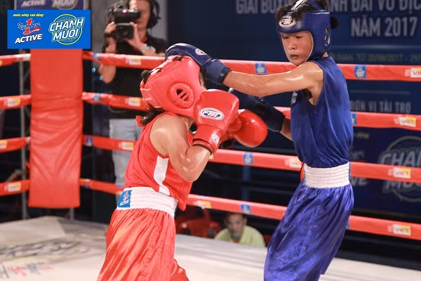 Những nữ võ sĩ cũng cho thấy sự thi đấu quyết liệt của mình. Những nữ võ sĩ cũng cho thấy sự thi đấu quyết liệt của mình.