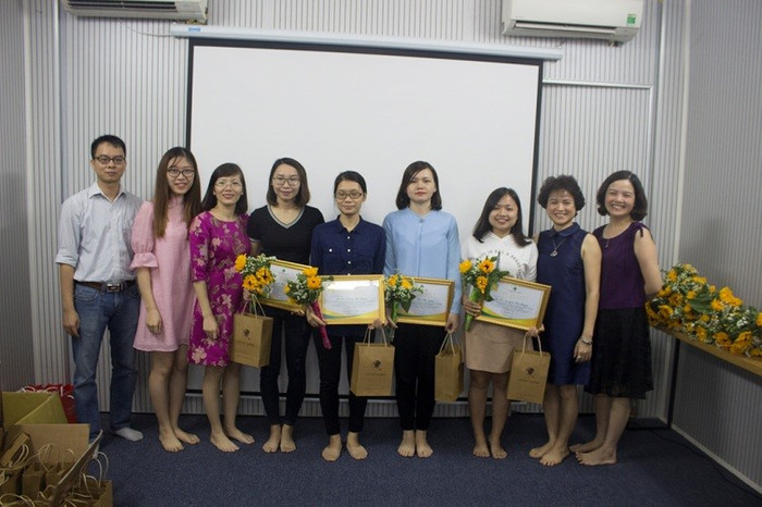 Lãnh đạo nhà thuốc trao quà cho các học viên xuất sắc nhất Lãnh đạo nhà thuốc trao quà cho các học viên xuất sắc nhất