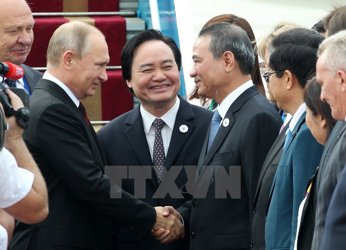 Bí thư thành ủy Đà Nẵng Trương Quang Nghĩa đón đoàn tại Sân bay Quốc tế Đà Nẵng sáng 10/11. (Ảnh: TTXVN)