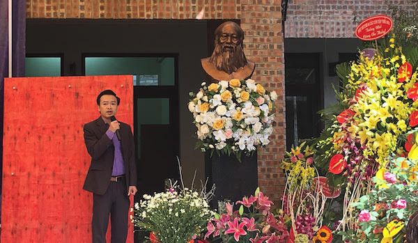 Thầy Trần Mạnh Tùng cho biết bài thơ của thầy Cương chính là động lực lớn để thầy quyết định thi vào sư phạm. Thầy Trần Mạnh Tùng cho biết bài thơ của thầy Cương chính là động lực lớn để thầy quyết định thi vào sư phạm.