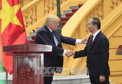 Chủ tịch nước Trần Đại Quang và Tổng thống Hoa Kỳ Donald Trump tại cuộc họp báo quốc tế, sau khi kết thúc hội đàm. Ảnh: Nhan Sáng/TTXVN Chủ tịch nước Trần Đại Quang và Tổng thống Hoa Kỳ Donald Trump tại cuộc họp báo quốc tế, sau khi kết thúc hội đàm. Ảnh: Nhan Sáng/TTXVN