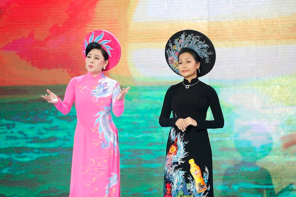 Tiết mục song ca của ca sĩ Đông Đào và Trần Uyên Phương Tiết mục song ca của ca sĩ Đông Đào và Trần Uyên Phương
