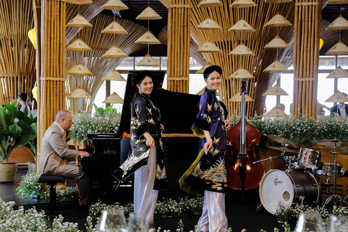 Phần trình diễn duyên dáng của Ngọc Hân - Hoa hậu Việt Nam 2010 Phần trình diễn duyên dáng của Ngọc Hân - Hoa hậu Việt Nam 2010