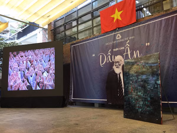 Bức tranh hoàn thiện với hình ảnh thầy Văn Như Cương bao trùm