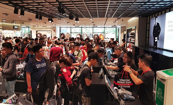 Vincom Back Friday 2017 thu hút sự tham gia của gần 2000 gian hàng của thương hiệu lớn nổi tiếng trên toàn hệ thống