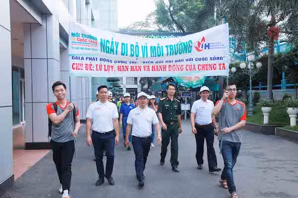 Ông Nguyễn Quang Huy – Bí Thư Đoàn Bộ Tài nguyên và Môi trường, ông Nguyễn Văn Toàn – Tổng biên tập Tạp chí Môi trường và Cuộc sống tham gia chương trình “Ngày Đi bộ vì Môi trường”