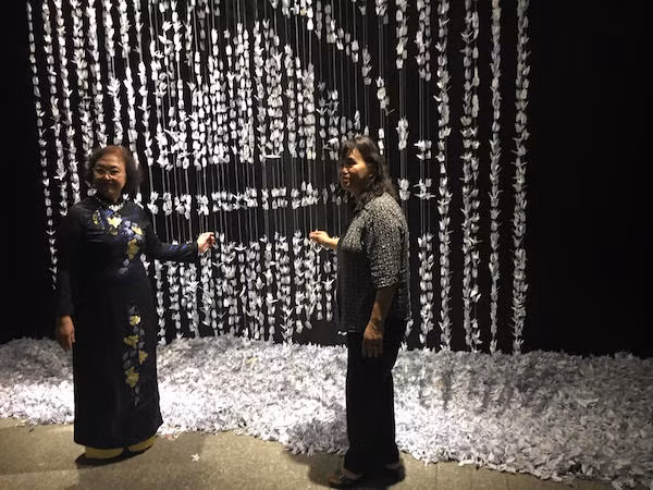 28.000 con hạc giấy tương ứng 28 năm thành lập trường được các em học sinh gấp trong 1 ngày